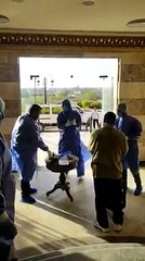 احتفال الأطباء بشفاء أول حالتى كورونا بالمدينة الشبابية بالطود