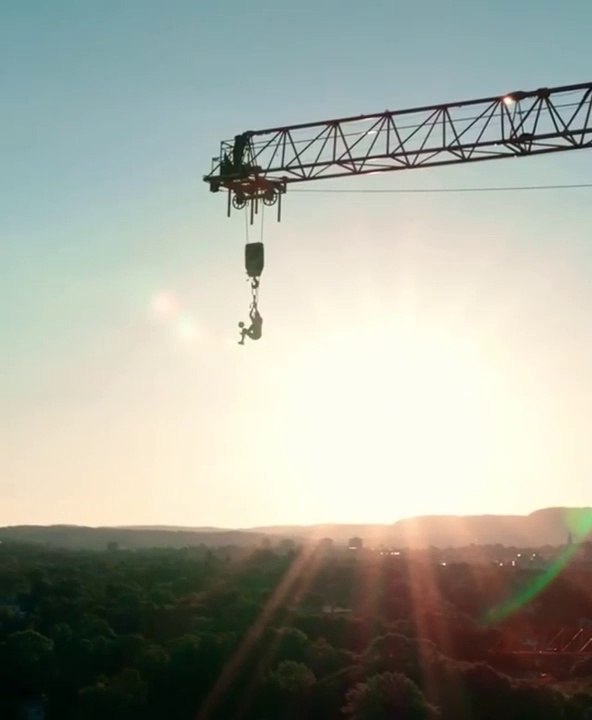 Le freestyler Tobias Becs jongle au sommet d'une grue