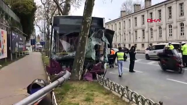 Beşiktaş’ta İETT otobüsü zincirleme kaza sonrası ağaca çarptı