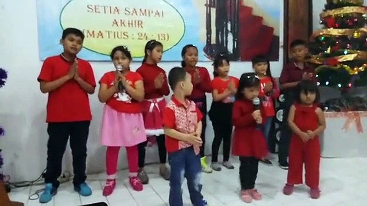 group vokal anak - anak lucu menyanyikan lagu pohon terang