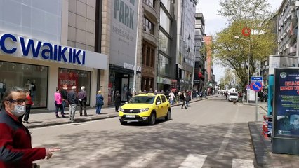 Kısıtlama sona erdi, vatandaşlar caddelere akın etti