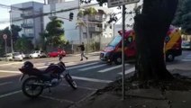 Motociclista sofre queda e atinge carro na Rua Minas Gerais