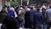 GAZİOSMANPAŞA'DA PTT VE BANKA ÖNLERİNDE 'SOSYAL MESAFE' KURALINA UYMAYANLAR OLDU