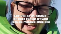 Elle porte un casque Buzz l'Éclair n'ayant pas de masque de protection pour faire ses courses