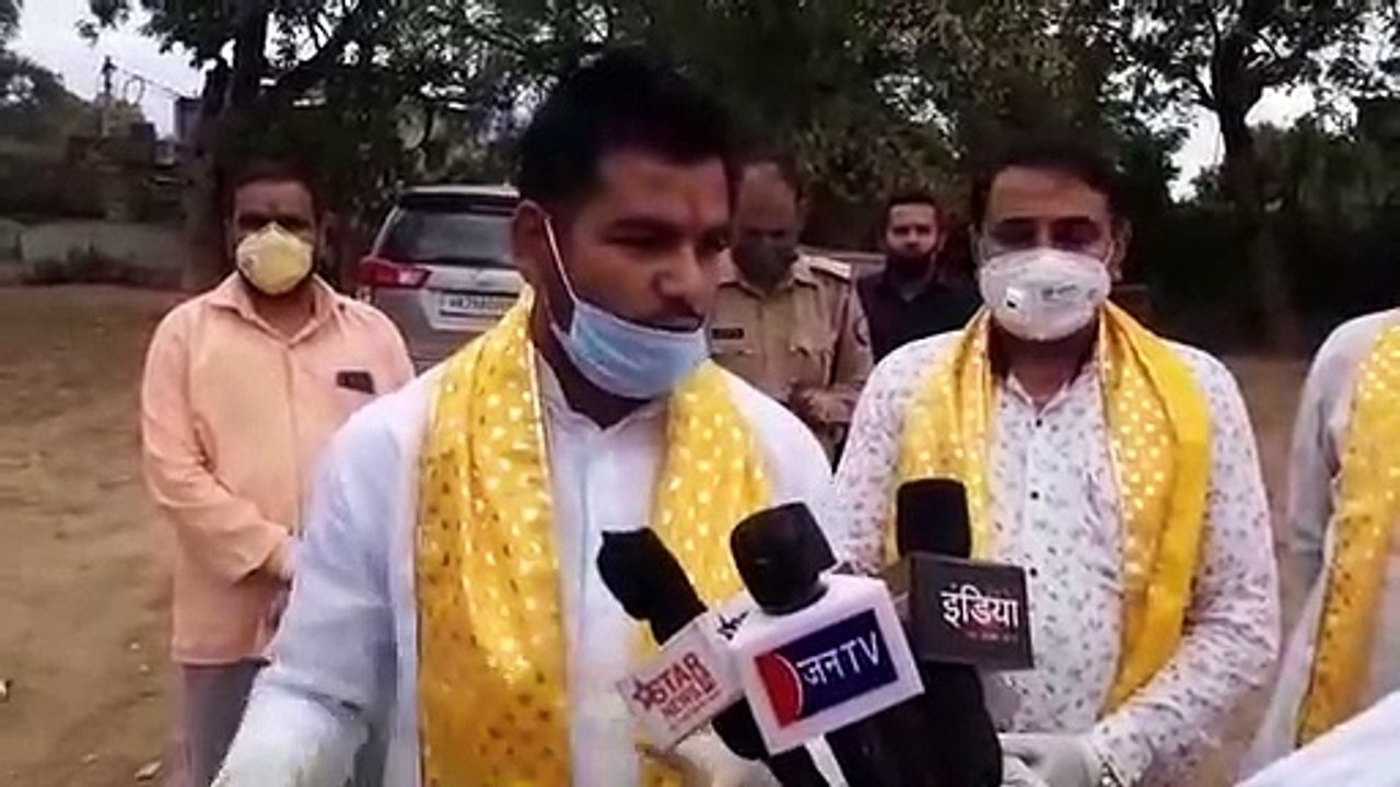 मथुराः केबिनेट मंत्री प्रतिनिधि और समाजसेवियों ने गरीबो में बाटी खाद्य सामग्री