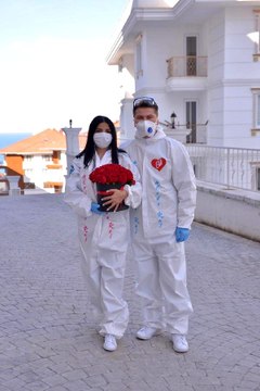 Korona önlemleri alan genç adam, vinçle çıktığı 5. katta kız arkadaşına evlilik teklif etti