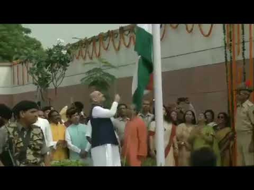 Amit Shah drops tricolour during flag-hoisting