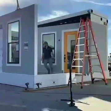 Impressionnante: cette boite blanche se transforme en une maison confortable lorsqu’elle est dépliée.