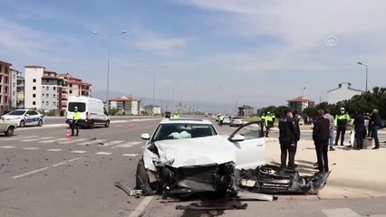 Otomobille polis aracının çarpışması sonucu 3 kişi yaralandı