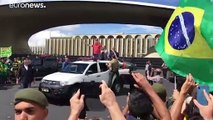 Jair Bolsonaro apoia defensores de uma intervenção militar no Brasil