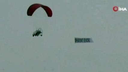 Bursa'da bir eğitmen, paramotorla uçarak 'Hayat Evde' mesajı verdi
