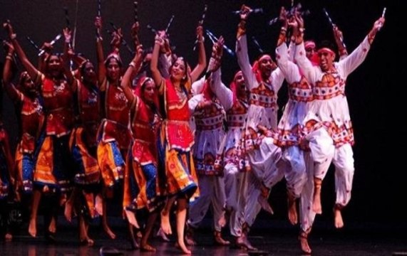 Garba and dandiya raas mark Navratri celebrations