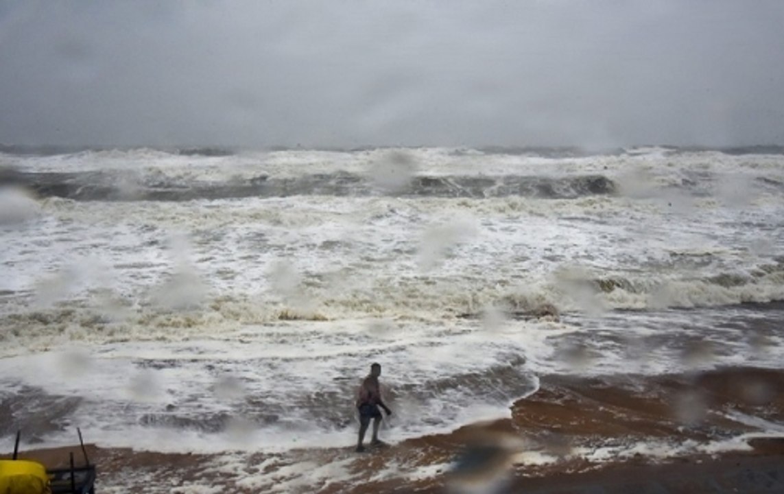 Cyclone Titli: Red alert in Odisha, eight died in Andhra Pradesh as storm intensifies