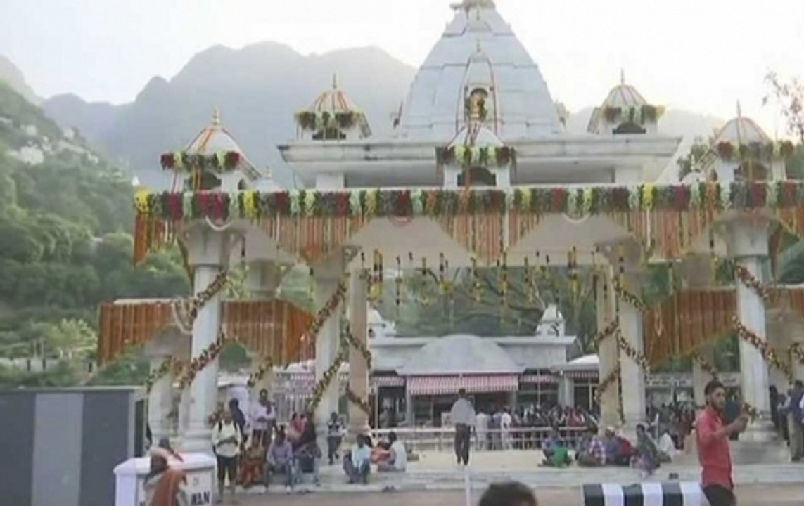 Navratri 2018: Devotees throng temples to offer prayers