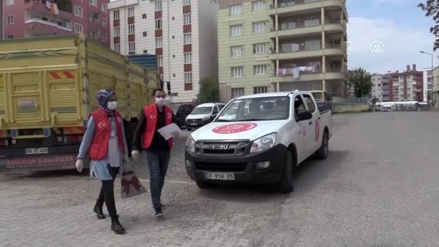 Şehit babası, Vefa Sosyal Destek Grubu'ndan yıpranan Türk bayrağının yerine yenisini istedi