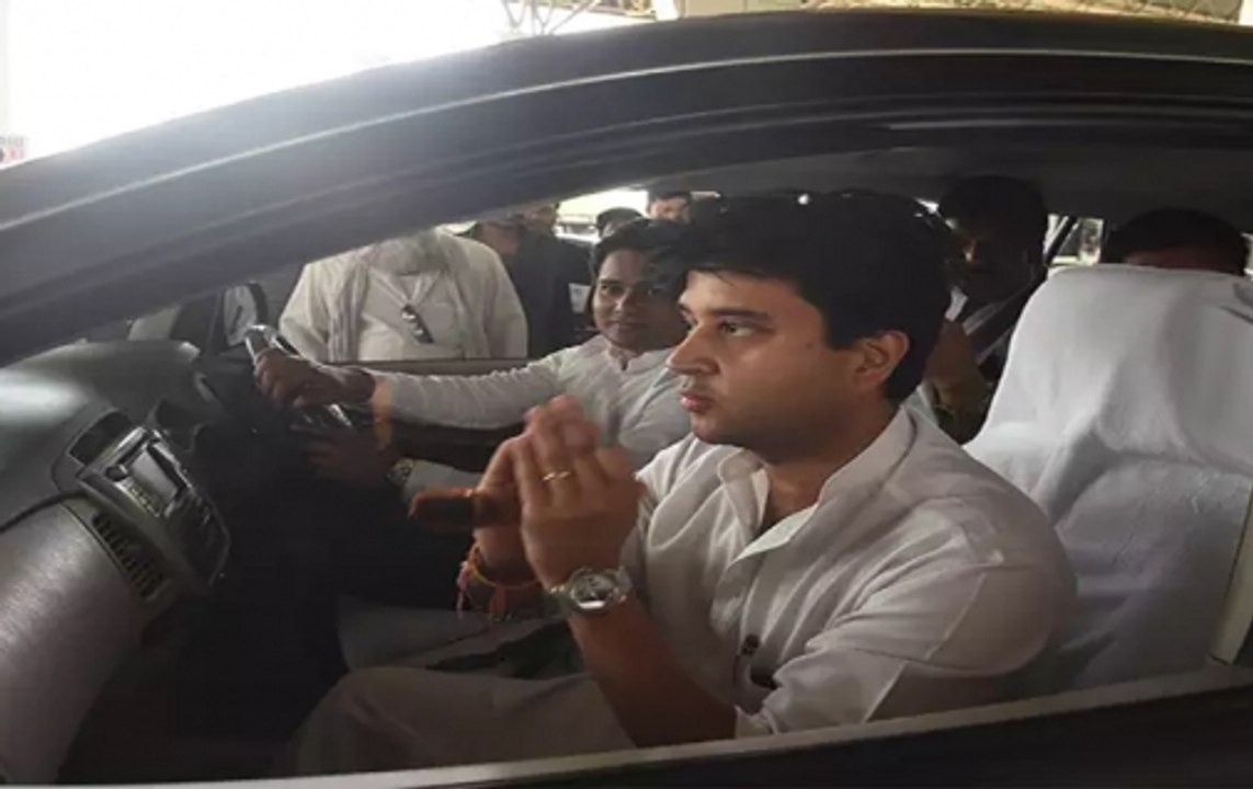 Jyotiraditya Scindia turns good Samaritan, helps elderly man in MP
