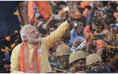 What PM Modi's proposer in 2014 says about development in Varanasi?