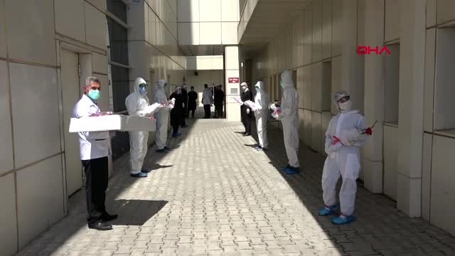 VAN Koronavirüs tedavisi gören aynı aileden 10 kişi, alkışlarla taburcu oldu