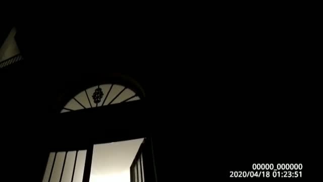 Unos jóvenes de Granada realizaban una fiesta en una terraza y fueron sorprendidos por la policía