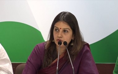 Kyunki Mantri Bhi Kabhi Graduate Thi: Chaturvedi, Irani wage war