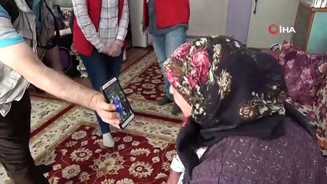 Uşak'ta 79 yaşına giren kadına doğum günü sürprizi