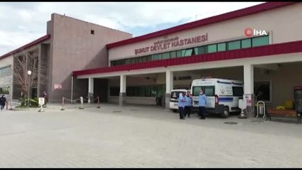 Korona virüsü yenen bir kişi alkışlarla taburcu oldu