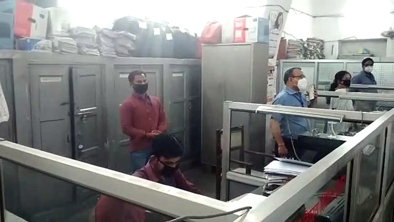 इटावा: सरकारी कार्यालय का जायजा लेने पहुंचे जिलाधिकारी