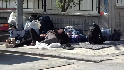 Sokakta kalan 60 mülteciye polis sahip çıktı