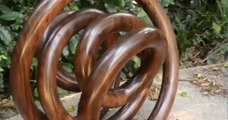 Cet artiste a fabriqué une sculpture en bois infinie