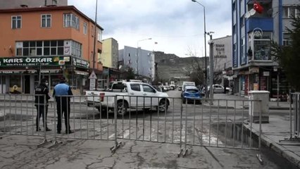 Trafiğe kapatılan bazı caddeler Kovid-19'a karşı yıkanarak dezenfekte edildi