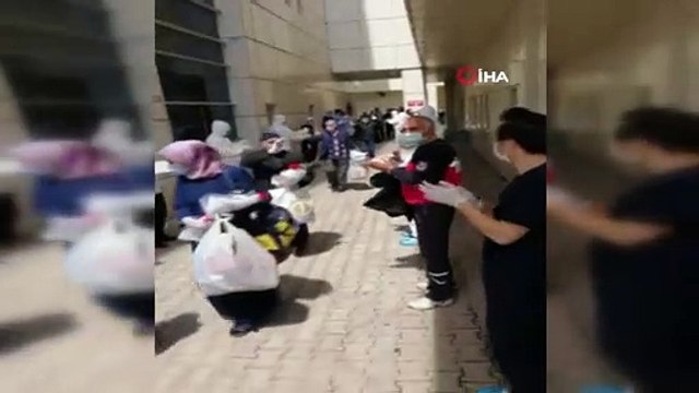 Aynı aileden 10 kişi koronayı yenerek alkışlarla taburcu oldu