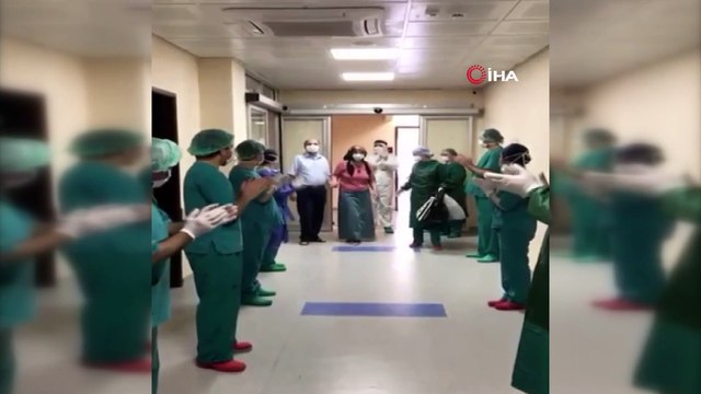 Hatay'da koronavirüs tedavisi tamamlanan iki hasta alkışlarla taburcu oldu