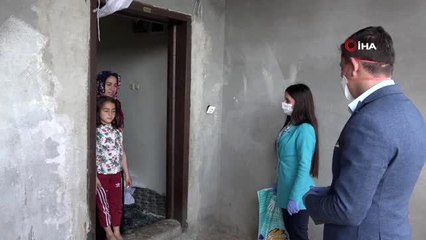 Mardin'de ilköğretim öğrencilerinin yüzü hediye kitaplarla gülüyor