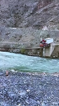 Ce conducteur un peu fou traverse un petit pont de bois en camion
