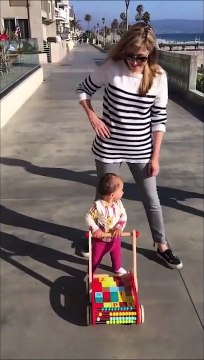 Une fillette déjà très intéressée par les beaux garçons dans la rue