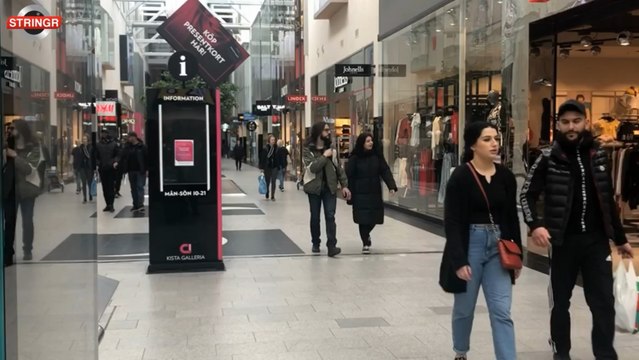 Ciudadanos en Suecia pasean por calles del país durante la crisis sanitaria