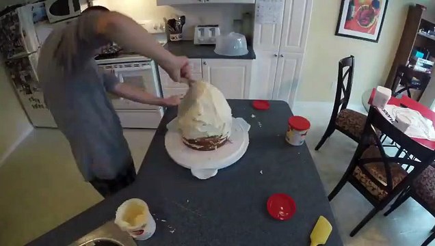 Gateau en forme de tête de requin... il passe des heures à cuisiner !