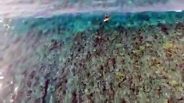 Il surfe en volant au dessus de l'eau !