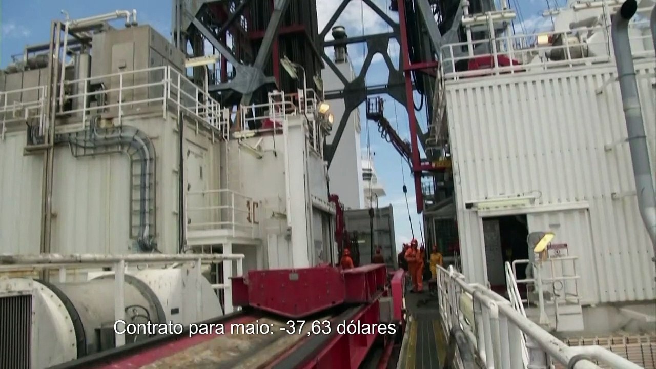 Petróleo WTI cai a nível jamais visto