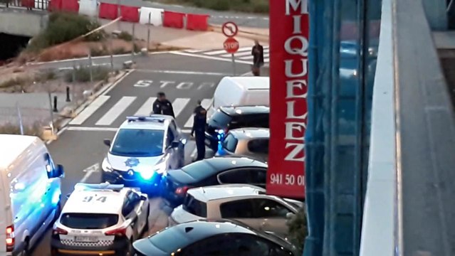 La detención de un ciudadano conflictivo provoca los aplausos de los vecinos