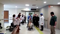 Elazığ'da korona'yı yenen hastalar alkışlarla taburcu edildi