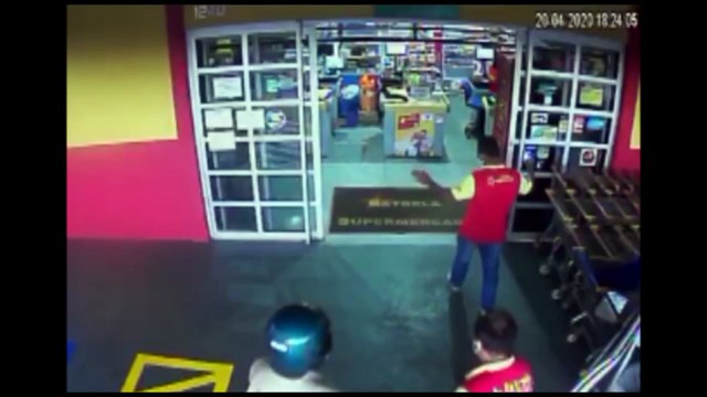 Dupla armada rende clientes e funcionários durante assalto em mercado no Santa Cruz