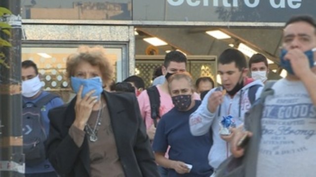 Argentina resalta logros tras un mes de cuarentena y se preocupa por el futuro económico