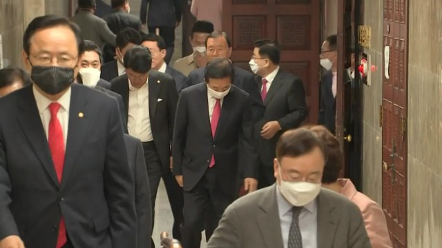 [뉴스앤이슈] 당정 '긴급재난지원금' 의견차...고심깊어지는 민주당 / YTN