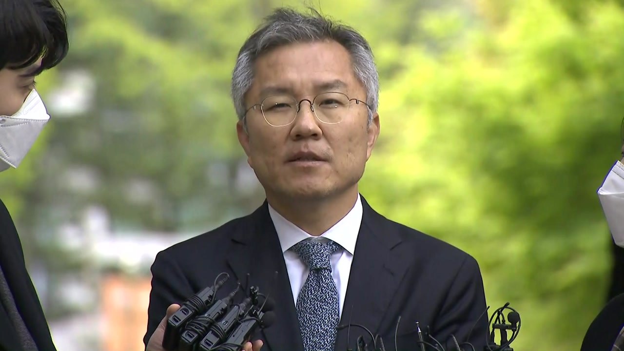 '조국 아들 입시비리 의혹' 최강욱, 법정 출석..."불법적·정치적 기소" / YTN