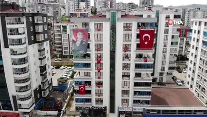 Apartmanlarını rengarenk süsleyip 23 Nisan'ı evden kutladılar