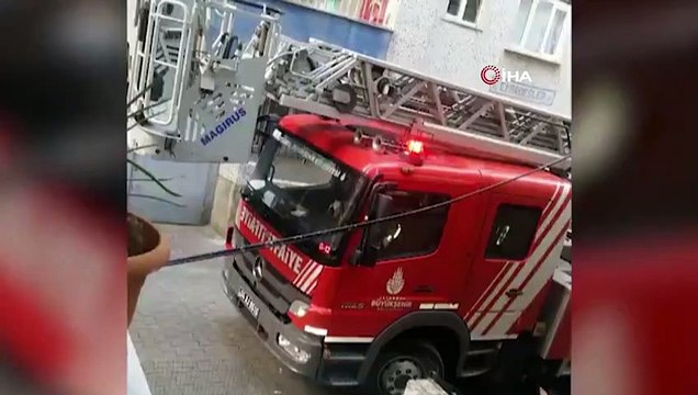İtfaiye ekipleri 5. katın penceresinden düşen kediyi atlama çadırıyla kurtardı