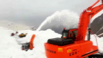 Çığ nedeniyle 42 kişinin hayatını kaybettiği Bahçesaray yolu ulaşıma açıldı