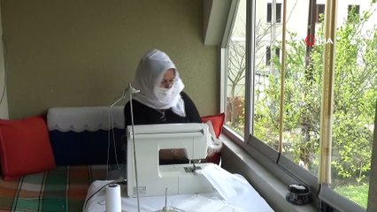 Korona virüs nedeniyle dışarı çıkmayan kadın evde kendi maskesini dikiyor