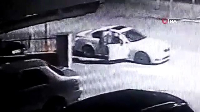 Otomobilde kız arkadaşına kabusu yaşattı!